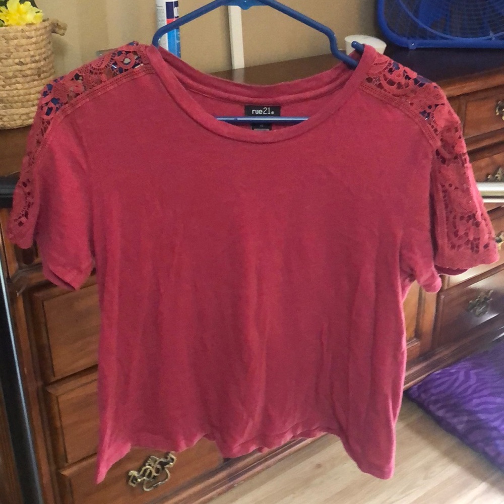 Tshirt with lace sleeves